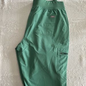 New, never worn Figs women's FREEx Zamora High Waisted - Jogger Scrub Pant